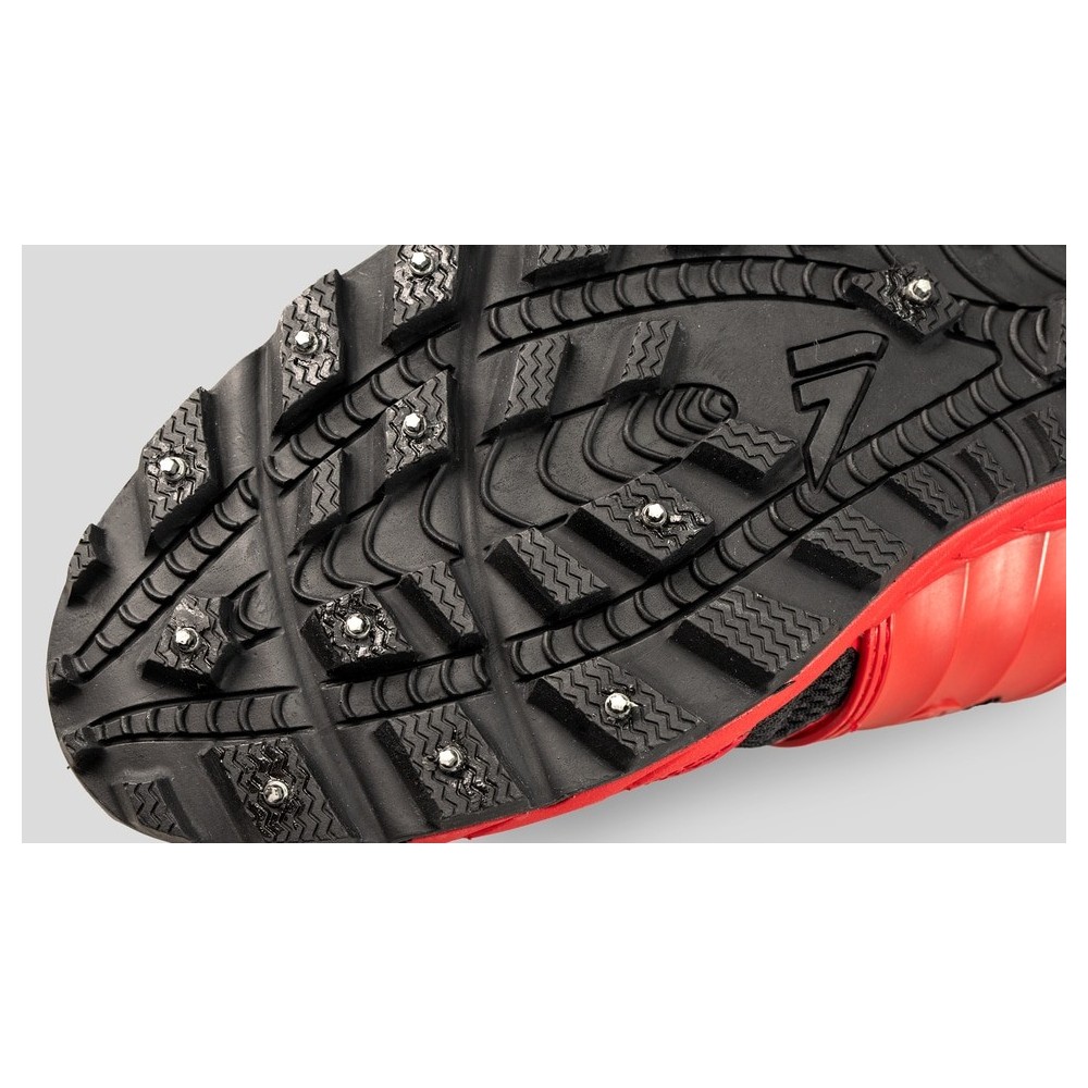 Superior Contact Outsole with 18 metal studs